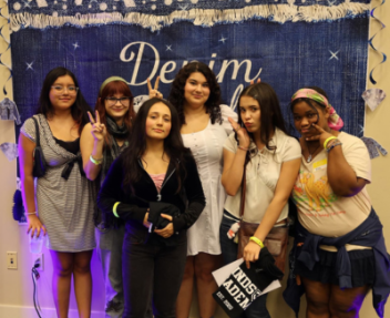 A group of students gather together for a picture at Visions In Education's Stockton Club Rush, an event for high school students to come meet people, join student clubs, and discover their interests.